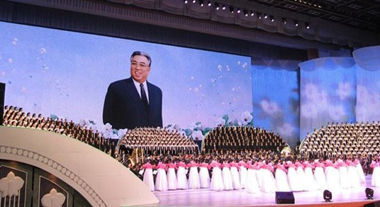 Sân khấu tại Cung Biểu diễn Nghệ thuật Quốc tế ở thủ đô của quốc gia bí ẩn nhất thế giới. Phó giám đốc nhà hát Việt Nam đánh giá cao về hệ thống sân khấu của các nhà hát ở Bình Nhưỡng. Theo ông, Triều Tiên thiết kế sân khấu, âm thanh, ánh sáng, hình ảnh rất đặc biệt mà chỉ những nước tiên tiến trên thế giới mới có. Các công trình phải được thiết kế sao cho có giá trị sử dụng với nhiều công năng của nhiều loại hình văn hóa thể thao khác nhau. Hệ thống âm thanh rất ấn tượng và tiện dụng. Người ta chỉ cần bấm nút thì rất nhiều micro từ dưới sàn sân khấu mọc lên.