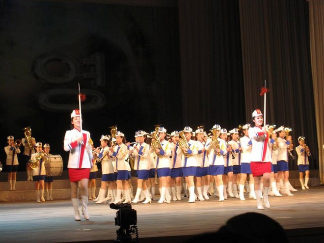Dàn kèn đồng trên sân khấu liên hoan nghệ thuật. "Lòng nhiệt huyết say mê lao động nghệ thuật của các nghệ sĩ Triều Tiên thật phi thường. Ngoài dàn nhạc giao hưởng live 90 phút, các nghệ sĩ của dàn đại hợp xướng nghìn người hát như một. Họ đứng nghiêm túc và biểu diễn liên tục từ đầu đến cuối. Màn trình diễn của họ tràn đầy khí thế", nghệ sĩ Xuân Bình cho biết.