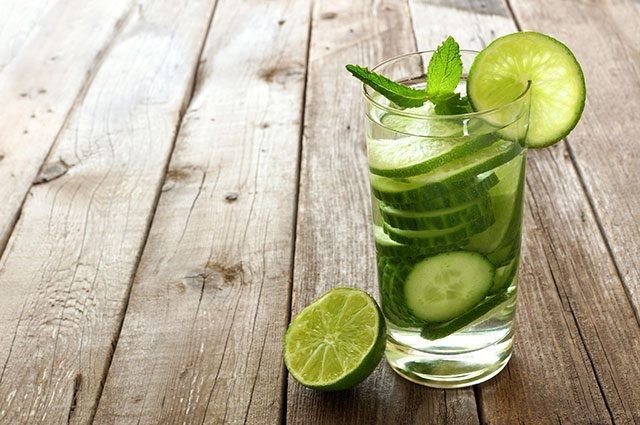 Nước dưa chuột. Dưa chuột chứa phần lớn là nước và các vitamin, giúp tế bào da luôn khỏe mạnh và loại bỏ hắc tố. Vì vậy, sử dụng nước dưa chuột cũng có thể giúp đôi môi sáng màu, tự nhiên hơn.