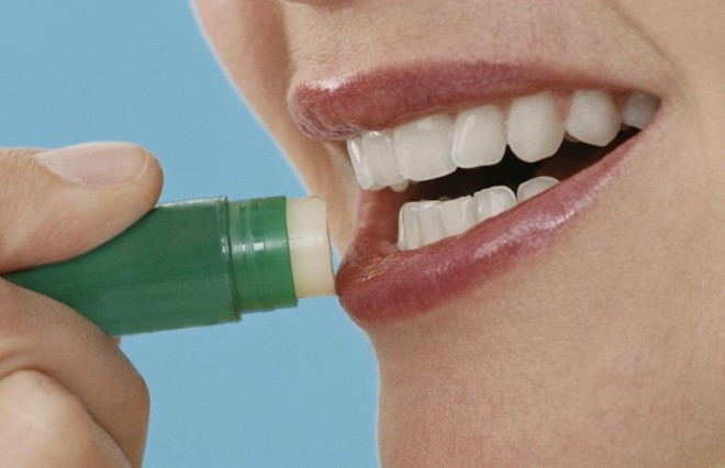 Hãy sử dụng những loại son dưỡng, lên màu nhẹ hoặc kem dưỡng môi trước khi dùng son. Ngoài ra, ánh nắng mặt trời cũng là nguyên nhân làm sắc tố môi tối đi. Hãy chọn son hoặc son dưỡng có thành phần chống nắng cao để bảo vệ môi trước tia tử ngoại.