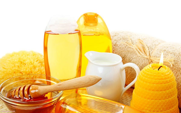 Áp dụng hỗn hợp nước chanh cùng với mật ong để tẩy tế bào chết có thể giúp đôi môi sáng hồng tự nhiên hơn.