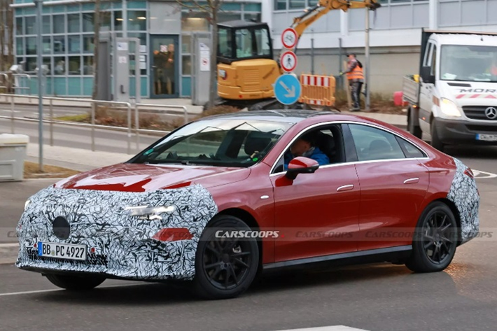 Theo đó, mẫu xe sang Mercedes-Benz CLA mới mang dáng dấp kiểu coupe tròn trịa với tay nắm cửa dạng ẩn và giao diện khung cửa sổ mới cùng đèn pha và đèn hậu khả năng sẽ có đồ họa hình ngôi sao làm điểm nhấn. Thiết kế của bản xăng và điện có lẽ không có nhiều khác biệt.