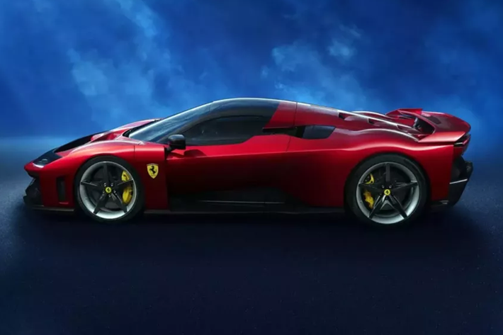Chiếc F80 đi kèm với chức năng Ferrari Integrated Vehicle Estimator, mô hình do máy tính tạo ra này sử dụng dữ liệu đầu vào của các cảm biến để dự đoán hành vi của nó trong thế giới thực và thực hiện các điều chỉnh cần thiết cho tất cả các thành phần. Chiếc Ferrari mới cung cấp ba chế độ lái khác nhau Hybrid, Performance và Qualify, mà không có khả năng lái hoàn toàn bằng điện. Phanh carbon mạnh gấp đôi và tản nhiệt tốt hơn gấp ba lần so với thế hệ trước.