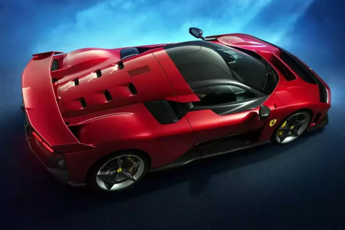 Ferrari F80 gợi nhớ đến những chiếc xe ngày xưa hơn khi các nút bấm vật lý quay trở lại trên các nan hoa bên hông. Bánh xe này cũng sẽ được sử dụng trên các mẫu xe Ferrari trong tương lai, báo hiệu rằng trải nghiệm hoàn toàn kỹ thuật số được sử dụng trước đây trong những năm gần đây không phải là giải pháp lý tưởng cho hiệu suất cao.