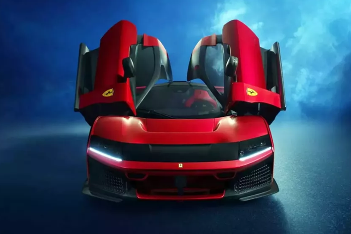 Ferrari F80 2025 mới sở hữu động cơ dung tích 3 lít, góc nghiêng 120 độ giữa hai bên, nạp khí tăng áp, vòng tua máy cao nhất 9.200 vòng/phút, công suất 888 mã lực, mô-men xoắn 850 Nm, tỷ số nén 9,5:1, thanh truyền titan, hệ dẫn động bốn bánh toàn thời gian với hệ thống phân bổ mô-men xoắn trục trước.