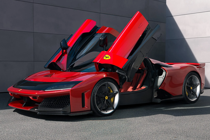 Mặc dù là xe hai chỗ ngồi xuyên suốt, F80 được Ferrari định nghĩa là bố cục "1+", với toàn bộ buồng lái chỉ tập trung vào người lái. Bảng điều khiển cũng hướng về phía người ngồi sau tay lái. Hành khách là người thứ hai, với ghế ngồi gần như vô hình do độ tương phản cao giữa lớp bọc màu đỏ của ghế lái và lớp phủ màu đen ở phía hành khách.
