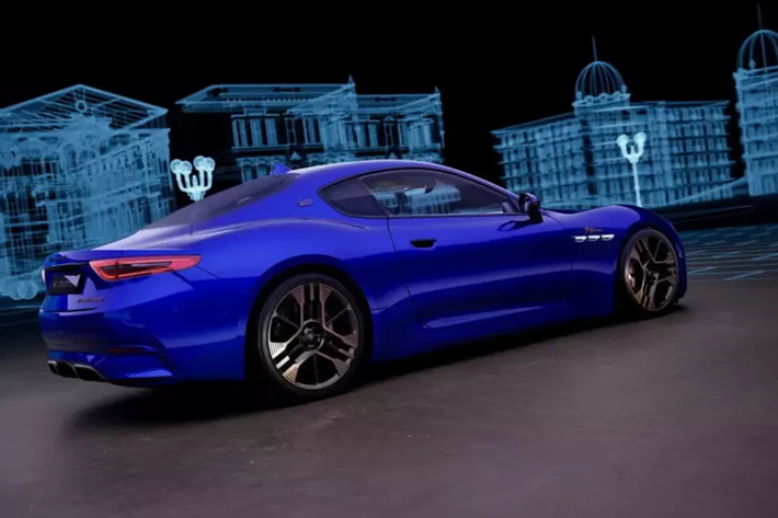 Điều này khiến nó trở thành phiên bản mạnh nhất của GranTurismo, cao hơn bản tiêu chuẩn Modena và bản Trofeo chạy bằng động cơ xăng V6. Chiếc xe điện này được trang bị bộ pin 92,5 kWh, cho phép xe có thể di chuyển được quãng đường 242 dặm (390 km) giữa các lần sạc theo ước tính của EPA.