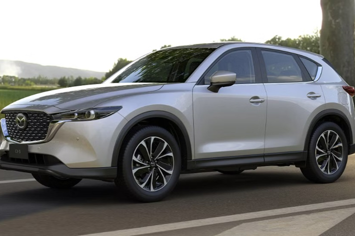 Theo khảo sát từ trang Car and Driver, Mazda CX-5 đã tụt hạng từ vị trí thứ nhất xuống vị trí thứ 4 trong danh sách những mẫu SUV/CUV tốt nhất. Thậm chí, “người anh em” Mazda CX-50 còn vượt trước CX-5 do sở hữu nhiều trang bị hiện đại hơn.