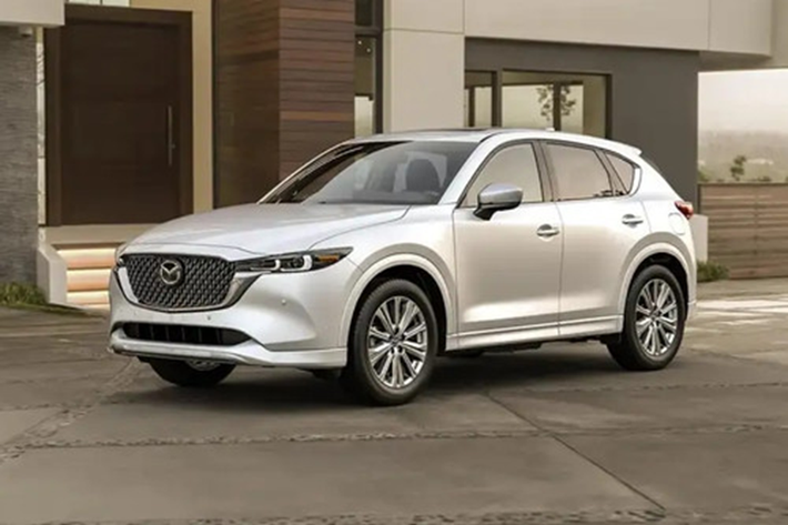 Trong suốt 8 năm qua, Mazda CX-5 quốc dân dường như vẫn “dậm chân tại chỗ”, hãng xe Nhật không không có thay đổi đột phá nào dành cho mẫu CUV cỡ C này. Chính điều này đã khiến CX-5 ngày càng tụt hậu và bị nhiều đối thủ bỏ lại khá xa.