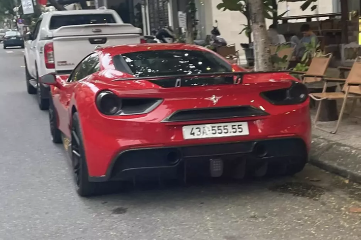 Đó chính là chiếc siêu xe Ferrari 488 GTB biển số 43A-555.55, hay còn gọi là ngũ quý 5, xe này được nhập về nước từ 8 năm trước, chỉ trải qua vài đời chủ, trước khi được 1 doanh nhân kín tiếng ở Đà Nẵng mua về trải nghiệm vào năm 2021.