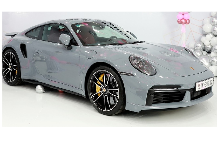 Porsche 911 Turbo S đời 992 được trang bị khối động cơ 6 xy-lanh, dung tích 3.8 lít, tăng áp kép, sản sinh công suất tối đa 640 mã lực và mô-men xoắn cực đại 800 Nm.