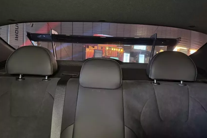 Bên trong, vô lăng bọc Alcantara với biển báo hiệu Performance Blue của Hyundai được kết hợp với dây an toàn phù hợp và huy hiệu TCR Edition rải rác. Những điểm nhấn này tạo thêm nét tinh tế, nhưng ngoài ra, đây là lãnh thổ Elantra N tiêu chuẩn.