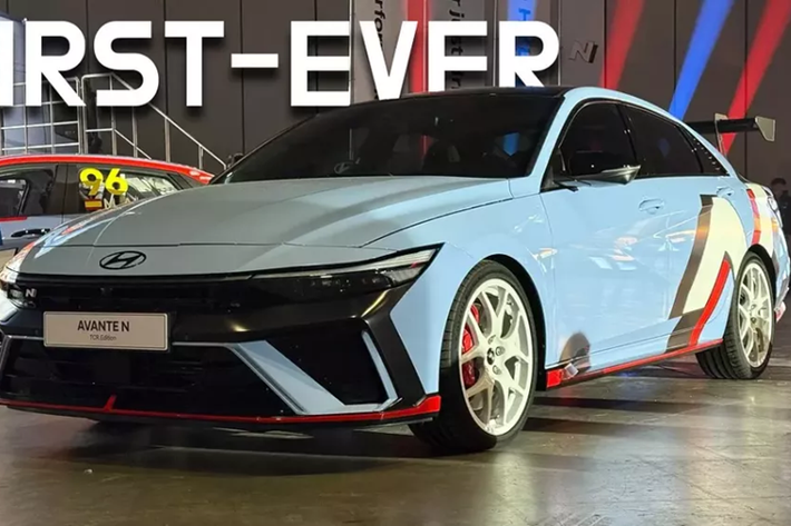 Hyundai Elantra N đã có 2 xe được nhập về Việt Nam với công suất 286 mã lực, cạnh tranh trực tiếp với Honda Civic Type R. Mới đây, hãng xe Hàn Quốc đã chính thức cho ra mắt 1 phiên bản chiến hơn, có thể sản xuất giới hạn, đó là Hyundai Elantra N TCR Edition 2025 mới.