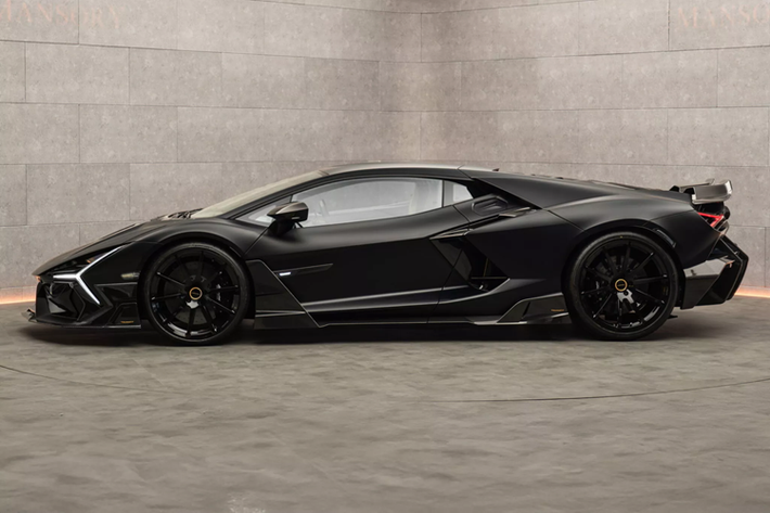 Bộ bodykit sợi carbon của xe không khác nhiều so với Lamborghini Revuelto nguyên bản vốn đã hung hãn và gói độ này dường như chỉ phóng đại các cạnh sắc nét và góc cạnh ấn tượng của chiếc siêu xe Ý.