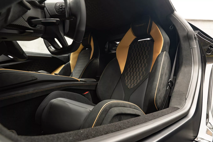 Mansory Initiate được trang bị bộ mâm xe nhẹ FV.10 mới với 10 nan hoa và đường kính 21 inch ở phía trước và 22 inch ở phía sau. Các bánh xe được trang bị lốp bám đường có kích thước 265/30 ZR21 ở phía trước và 355/25 ZR22 ở phía sau.