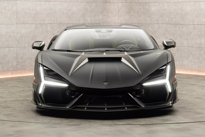 Đây cũng là lần đầu tiên hãng độ này nâng cấp mẫu Lamborghini Revuelto động cơ V12 Plug-in Hybrid này với những đường nét sắc sảo hơn, sức mạnh tăng lên với hàng loạt chi tiết sợi carbon đắt giá.