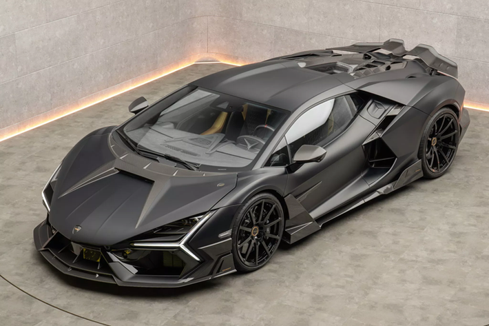 Siêu xe Lamborghini Revuelto vốn đã sở hữu diện mạo độc đáo khác biệt. Tuy nhiên, hãng độ Mansory vẫn muốn nâng cấp mẫu xe này với diện mạo ấn tượng hơn, góc cạnh hơn. Thương hiệu đã ra mắt bản độ mang tên Mansory Initiate.