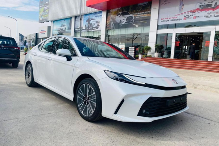Trước đó, Toyota đã chính thức “vén màn” thế hệ mới của mẫu sedan hạng D Camry tại triển lãm VMS 2024 hồi tháng 10. Toyota Camry 2024 mới được bán ra với 3 phiên bản, cùng mức giá dao động từ 1,22 - 1,53 tỷ đồng.