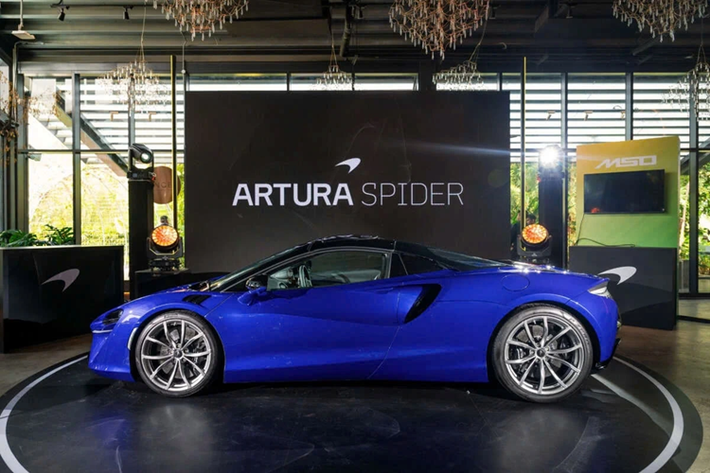 McLaren Artura Spider có nền tảng khung gầm làm từ carbon (McLaren Carbon Lightweight Architecture) cho phép mở mui mà không làm mất đi độ cứng của kết cấu, trọng lượng khô chỉ 1.457 kg, nặng hơn 61 kg so với bản coupe, nhưng cũng đủ giúp nó trở thành siêu xe nhẹ nhất trong phân khúc.