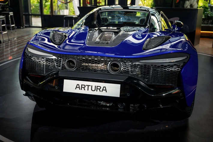 Đối thủ trực tiếp của dòng siêu xe mui trần McLaren Artura Spider sẽ là mẫu xe Ferrari 296 GTS đã được phân phối chính hãng hơn 2 năm qua, với trên 3 chiếc đã được nhập về nước, giá khởi điểm của mẫu xe này sẽ từ 23 tỷ đồng.