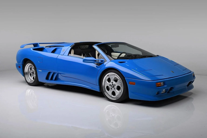 Đi kèm động cơ này là hộp số sàn 5 cấp, giúp chiếc Lamborghini Diablo VT Roadster tăng tốc 0-97 km/h trong 4,1 giây, trước khi đạt vận tốc tối đa hơn 325 km/h.