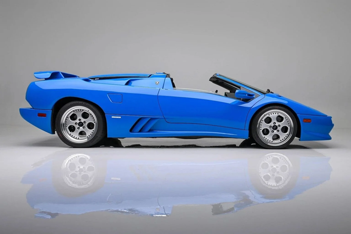 Vào năm 2015, chiếc xe đã được bán với giá 299.000 USD. Chỉ một năm sau đó, siêu xe Lamborghini của ông Trump được bán trên eBay với giá 460.000 USD.
