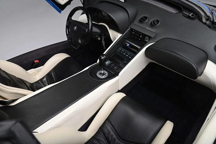Trái tim của Lamborghini Diablo VT Roadster là động cơ V12 hút khí tự nhiên 5.7L, sản sinh công suất 499 mã lực và mô-men xoắn 580 Nm.