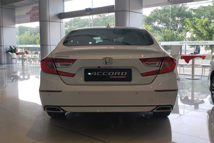Đi kèm với động cơ là hộp số biến thiên vô cấp CVT cùng 2 chế độ lái Eco và Sport. Tại nhiều thị trường, Honda Accord đã được bổ sung thế hệ mới. Tuy nhiên, với doanh số khiêm tốn kể trên, khả năng xe ở Việt Nam có thế hệ mới là khá thấp.