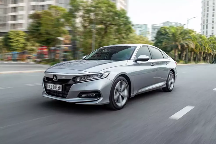 Từ đầu năm 2024 đến nay, mẫu xe Honda Accord tại Việt Nam liên tục được hãng chạy chương trình khuyến mãi chính hãng. Tháng 10/2024 cũng không phải là ngoại lệ. Theo đó, trong tháng 10 này, Honda Accord một lần nữa được hãng ưu đãi tiền mặt 220 triệu đồng.