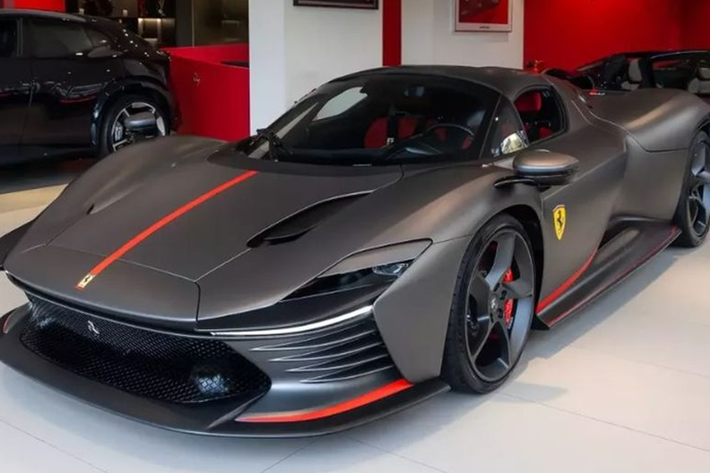 Ferrari Daytona SP3 triệu đô chỉ được sản xuất giới hạn 599 chiếc trên toàn thế giới, do đó, không phải ai cũng có thể mua mẫu siêu xe này. Không chỉ cần có hàng triệu USD, những khách hàng mong muốn sở hữu Daytona SP3 còn phải có tên trong danh sách khách VIP của Ferrari. Tay đua F1 Carlos Sainz Jr là một trong số đó.