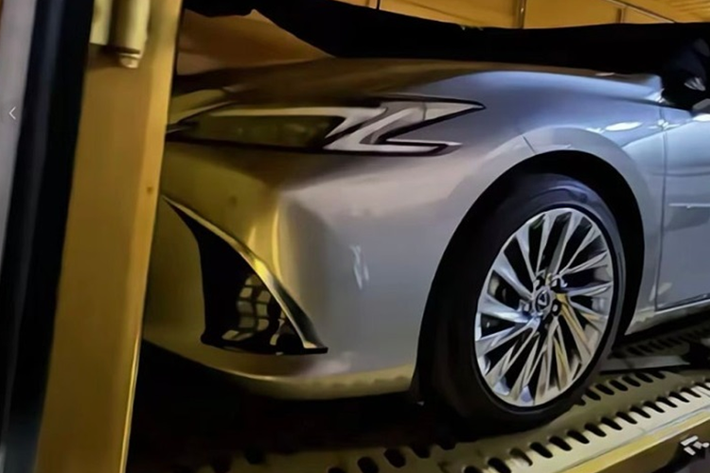 Phần đầu xe sedan Lexus ES 2025 vẫn là lưới tản nhiệt hình con suốt đặc trưng của Lexus đi cùng cụm đèn pha full-LED hình chữ “Z” khá sắc sảo. Bên dưới cản trước là hai hốc hút gió cỡ lớn đã được tinh chỉnh.