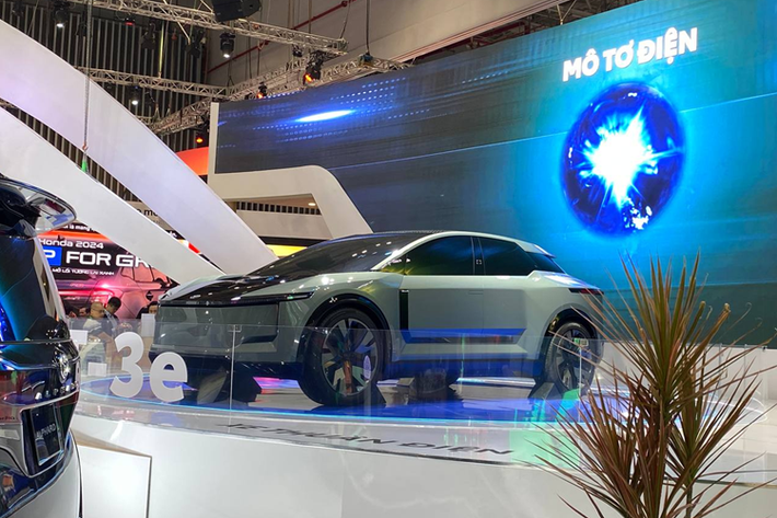 Nội thất của FT-3e có phần bám sát truyền thống hơn so với các xe concept khác được Toyota và Lexus trình diễn đợt này, dù vẫn đi theo phong cách tối giản và đậm chất tương lai.