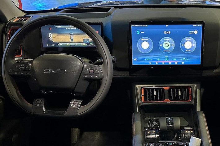 Chiếc bán tải hybrid BYD Shark 2025 có thể chở hàng lên đến 835 kg và có thể tích thùng là 1.450 lít. Ngoài ra, xe còn có khả năng kéo 2.500 kg.