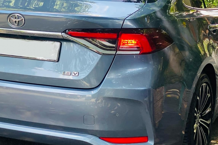 Về an toàn, Altis 1.8V và 1.8HV được trang bị gói công nghệ an toàn Toyota Safety Sense (TSS) bao gồm các tính năng như cảnh báo tiền va chạm, cảnh báo chệch làn đường, hỗ trợ giữ làn, kiểm soát hành trình và đèn chiếu xa/gần tự động.