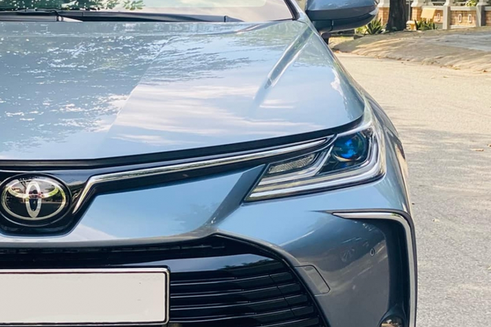 Bên trong, Altis được nâng cấp đáng kể với chất liệu cao cấp và công nghệ hiện đại. Bảng táp-lô và táp-pi cửa bọc da, các chi tiết viền nhôm tại cụm điều hòa, cửa gió và đồng hồ mang đến cảm giác sang trọng.