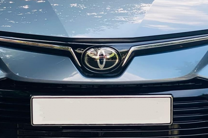 Động cơ của Corolla Altis phiên bản G và V vẫn giữ nguyên dung tích 1,8 lít như trước nhưng đã được tinh chỉnh để đáp ứng tiêu chuẩn khí thải Euro 6 thay vì Euro 4 trước đây. Động cơ này có công suất 138 mã lực tại 6.400 vòng/phút và mô-men xoắn cực đại đạt 172 Nm tại 4.000 vòng/phút, kết hợp với hộp số CVT giúp xe vận hành êm ái và hiệu quả.