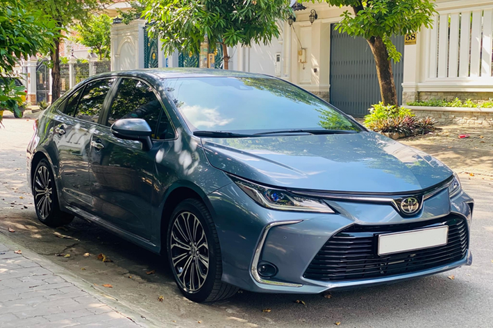 Toyota Corolla Altis thế hệ mới chính thức mở bán ở thị trường Việt Nam từ tháng 3/2022. Mẫu sedan này sở hữu sự thay đổi toàn diện ở thế hệ thứ 12 và được sự quan tâm lớn của người dùng. Với những khách hàng tìm kiếm một chiếc xe hạng C chạy ít thì Toyota Corolla Altis 2022 là một lựa chọn đáng cân nhắc.