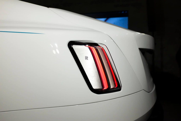 Chiếc Rolls-Royce Spectre của đại gia ngành nhựa sở hữu màu sơn ngoại thất trắng càng làm tăng thêm phần sang trọng, đẳng cấp. Phần đầu xe gây ấn tượng bởi bộ lưới tản nhiệt được thiết kế dạng thác nước với những nan nằm dọc đặc trưng của thương hiệu Rolls-Royce.