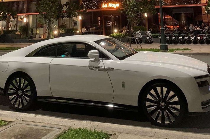 Spectre là mẫu ôtô điện đầu tiên trong lịch sử 120 năm của thương hiệu xe siêu sang tới từ nước Anh. Thiết kế của mẫu xe này được lấy cảm hứng khá rõ từ Wraith và Phantom, nhưng xe nhìn rộng và thấp hơn, giúp mang lại cảm giác thể thao vượt trội.