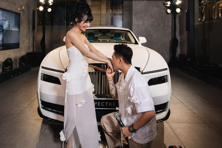 Rolls-Royce Spectre có hệ thống đèn 2 tầng với phần trên là dải đèn LED định vị ban ngày cực mỏng trong khi đèn pha được đặt sâu trong hốc bên dưới. Ngoài ra, Rolls-Royce Spectre còn có hốc gió trung tâm cỡ lớn và tích hợp thêm 1 cánh lướt gió nhỏ.