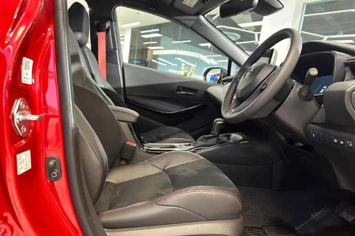 Về nội thất, Corolla Altis GR Sport sở hữu khoang cabin rộng rãi với ghế ngồi giả da pha da lộn màu đen, đi kèm các điểm nhấn màu đỏ như chỉ khâu trên mặt táp-lô, vô lăng, tapi cửa, cần số, ghế, dây an toàn và bệ tì tay trung tâm, mang lại cảm giác thể thao, mạnh mẽ.