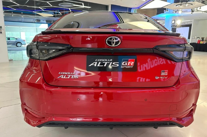 Tại thị trường Thái Lan, mức giá xe Toyota Corolla Altis HEV GR Sport có giá khởi điểm từ 1,129 triệu baht (khoảng hơn 834 triệu đồng).