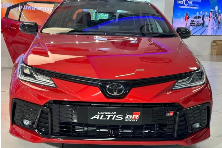 Ngoài ra, xe sedan Toyota Corolla Altis GR Sport 2025 còn được bổ sung hàng loạt chi tiết sơn đen như nóc, cánh gió đuôi và bộ vành hợp kim đa chấu 17 inch, mang đến phong cách thể thao và cá tính.