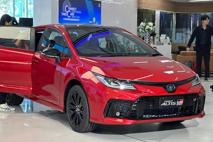Theo đó, ở lần nâng cấp này, Toyota Corolla Altis GR Sport 2025 mới sở hữu phần đầu xe được thiết kế lại với lưới tản nhiệt rộng hơn, đi kèm mắt lưới hình vuông, lấy cảm hứng thiết kế từ GR Yaris mới.