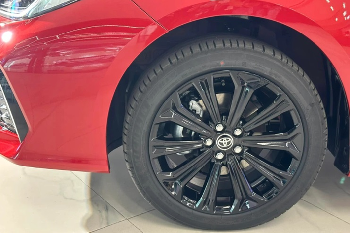 Cung cấp sức mạnh cho Toyota Corolla Altis GR Sport 2025 là hệ truyền động hybrid là sự kết hợp của động cơ 2ZR-FXE 4 xy-lanh 1.8L với mô tơ điện cho tổng công suất là 122 mã lực. Hệ truyền động này đi cùng hộp số e-CVT và hệ dẫn động cầu trước.