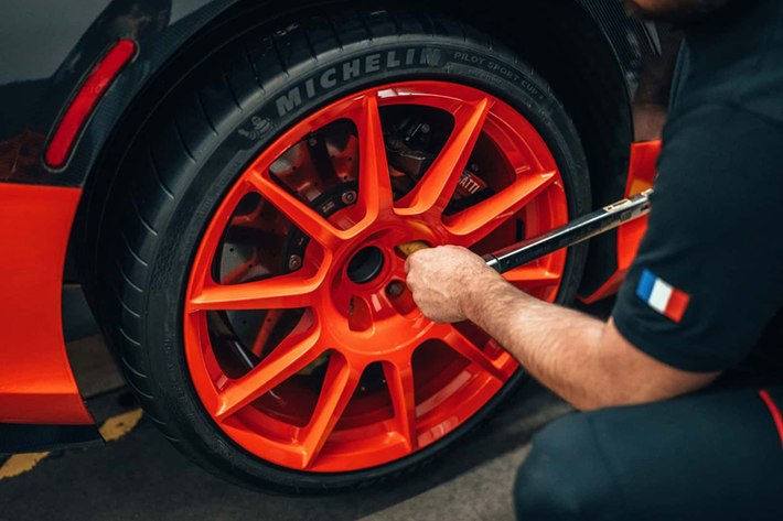 Bugatti trang bị cho chiếc xe khối động cơ W16 8.0 lít tăng áp kép 1.578 mã lực nhưng thương hiệu cho biết nỗ lực lập kỷ lục này diễn ra sau nhiều tháng chuẩn bị phức tạp và thử nghiệm được lên kế hoạch tỉ mỉ để đội ngũ phát triển có thể tự tin khám phá khả năng to lớn của xe.