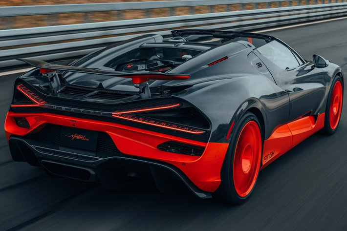 Ngoài việc có đặc quyền sở hữu một phần lớn lịch sử của Bugatti, vị khách hàng đặc biệt này đã có một kỳ nghỉ cuối tuần đáng nhớ cùng đội ngũ phát triển của thương hiệu. Sau nỗ lực lập kỷ lục thành công, anh đã cùng Andy Wallace tham gia chuyến đi trải nghiệm có thể là hành trình chở khách nhanh nhất từ trước đến nay, đạt “tốc độ gần như tương đương”.