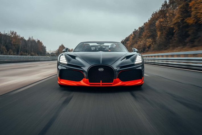 Thành tích ấn tượng này được thiết lập bởi chiếc xe kỷ lục thế giới Bugatti W16 Mistral độc đáo có giá lên tới 14 triệu Euro. Giá này gần gấp ba lần giá khởi điểm của những chiếc Mistral thông thường. Tuy nhiên, chiếc xe đặc biệt này cũng sở hữu diện mạo độc đáo ấn tượng.