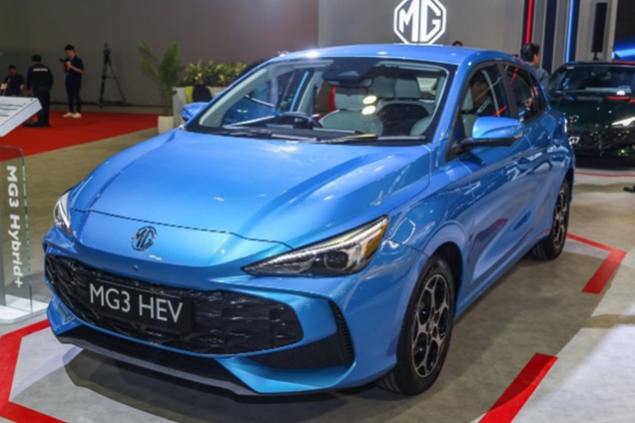 Hồi đầu tháng 3, mẫu xe này cũng được ra mắt toàn cầu tại Thái Lan. MG3 hybrid 2024 mới sở hữu kích thước dài 4.113 mm, cao 1.797 mm và rộng 1.502 mm. Chiều dài cơ sở xe là 2.570 mm, khoảng sáng gầm xe 117 mm.
