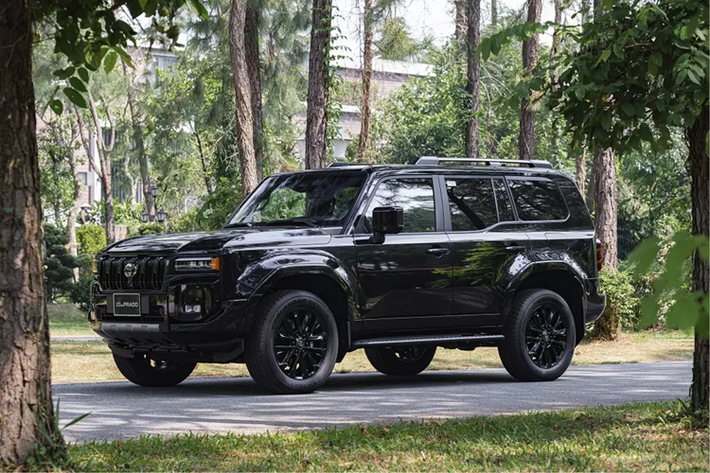 Sau hàng loạt tin đồn từ đầu năm, cuối cùng thì dòng SUV 7 chỗ Toyota Land Cruiser Prado thế hệ mới đã chính thức ra mắt Việt Nam. Mẫu xe này sẽ được trưng bày trong gian hàng Toyota tại Triển lãm Ô tô Việt Nam 2024 (VMS) khai mạc từ ngày 24/10 tới đây.